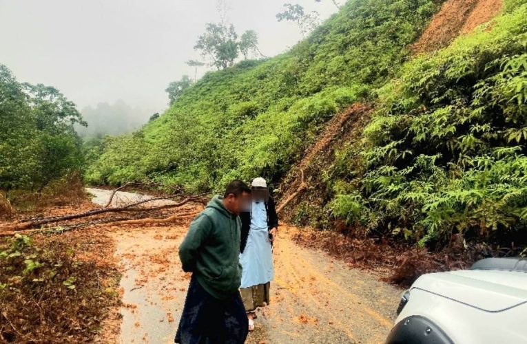 ดินสไลด์ทับเส้นทาง บ้านน้ำหอม – ศรีสาคร อ.จะแนะจากน้ำฝนสะสม 6 วัน