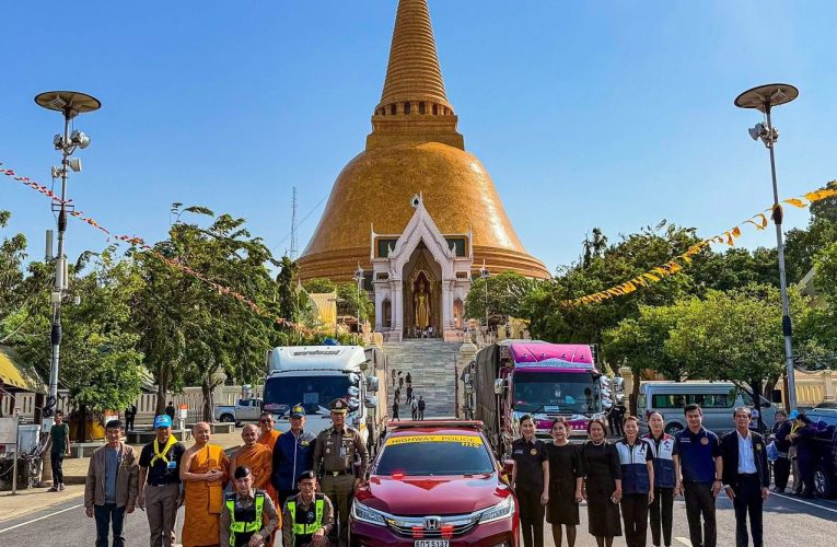 นครปฐม – ประชาชนชาวจังหวัดนครปฐมร่วมกันจัดบรรจุสิ่งของช่วยชาวหาดใหญ่ จังหวัดสงขลา