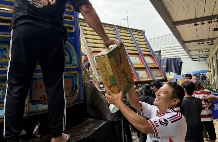 น้ำใจจากหัวหิน–ปราณบุรี ถึงสงขลา! “สส.เซ้ม” นำทีมส่งต่อความช่วยเหลือผู้ประสบอุทกภัยหาดใหญ่