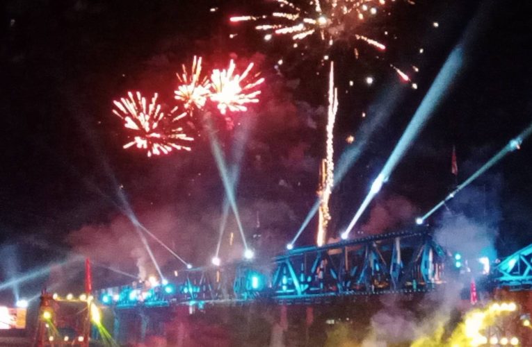 กาญจนบุรี รองปลัด มท. ”ชัยวัฒน์“ เปิดงานสัปดาห์สะพานข้ามแม่น้ำแคว และงานกาชาดจังหวัดกาญจนบุรี ประจำปี 2568 ภายใต้แนวคิด แสงแห่งความอาลัย ธ สถิตในใจตราบนิรันดร์ The Light of remembrance and Eternal Loyalty