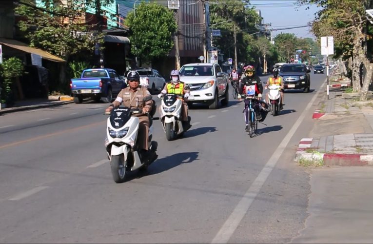 ตาเฒ่าน่องเหล็กวัย 75 ปั่นจักรยานจากอุดรเข้ากรุงเทพเพื่อ กราบสักการะพระบรมศพ พระพันปีหลวง 