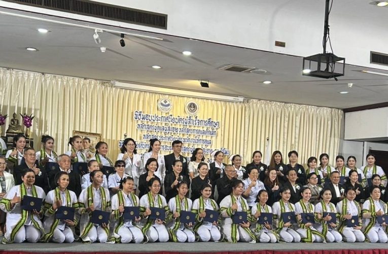 ผวจ.ประจวบฯ เป็นประธานมอบประกาศนียบัตรผู้สำเร็จหลักสูตรดูแลผู้สูงอายุและเด็ก