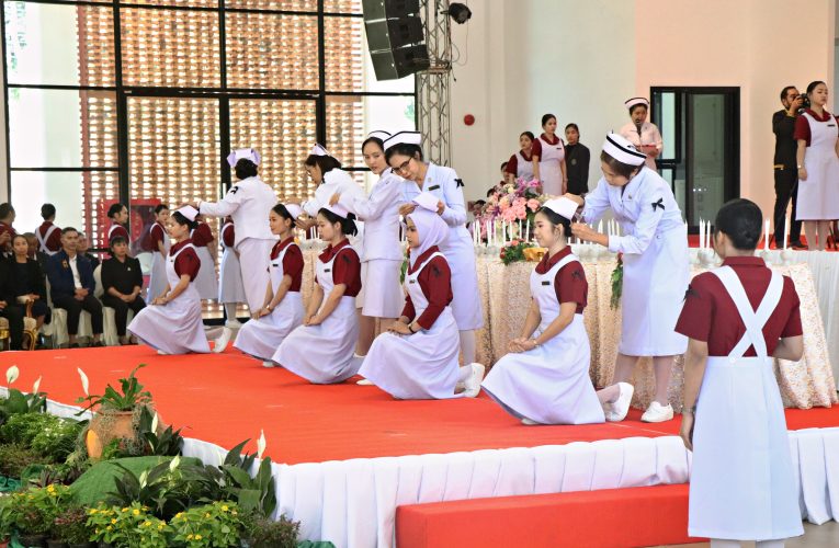 รุ่นแรกของมหาวิทยาลัยราชภัฏเชียงใหม่ วิทยาเขตแม่ฮ่องสอน จัดพิธีมอบหมวก เข็มชั้นปี และตะเกียงไนติงเกล สำหรับนักศึกษาชั้นปีที่ 2 ประจำปีการศึกษา 2568