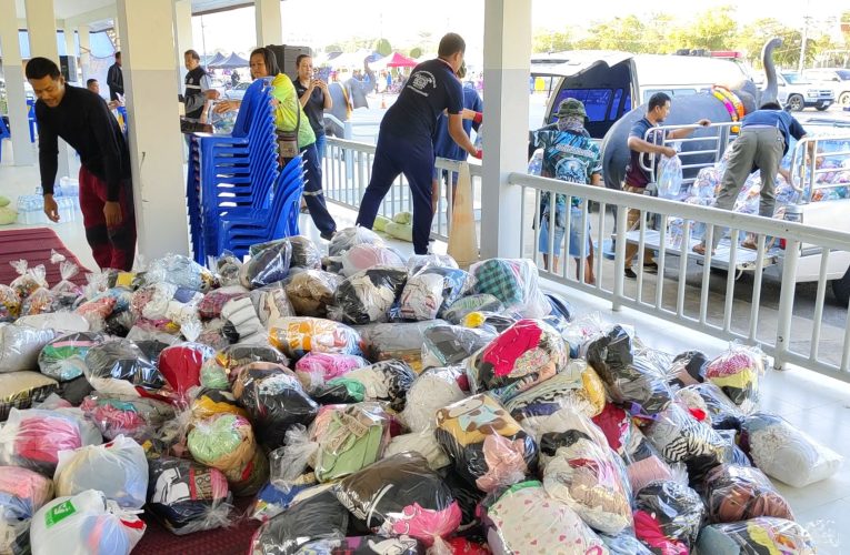 พ่อเมืองสุพรรณมอบเครื่องอุปโภคบริโภคให้ผู้ประสบอุทกภัยน้ำใจชาวสุพรรณช่วยภาคใต้ไม่ขาดสาย