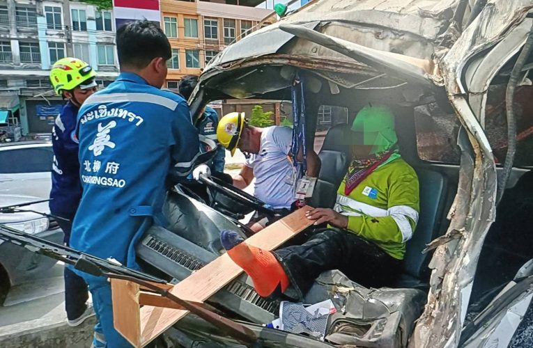 ฉะเชิงเทรา กล้องหน้ารถจับภาพนาทีท้ายพ่วงสะบัดพุ่งอัดติดภายใน