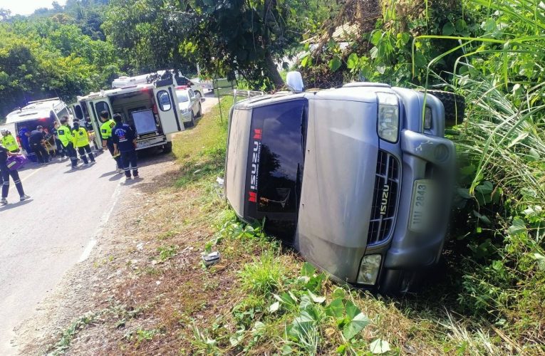 หนุ่มใหญ่พาญาติมาใช้สิทธิ์คนละครึ่ง ซื้อของ รถกระบะถอยลงดอยเครื่องดับ เบรกไม่ทำงาน พลิกคว่ำ เจ็บ 9 ราย