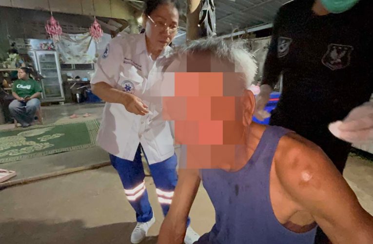 มุกดาหาร ลูกคลั่งเมายาบ้าทำร้ายพ่อแม่หัวแตกถูกนำส่งโรงพยาบาล