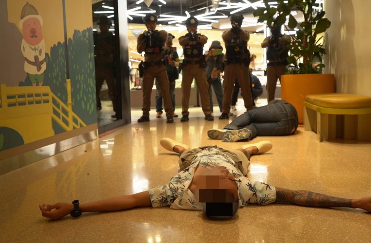 ตร.นครปฐมซ้อมแผนเผชิญเหตุยิงสู้กันสนั่นในห้างสรรพสินค้า