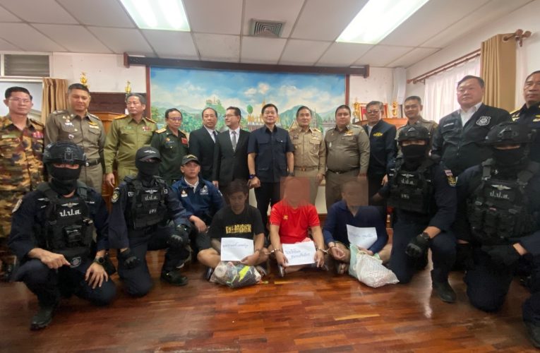 พ.ต.ต.สุริยา สิงหกมล เลขาธิการ ป.ป.ส. รับมอบตัวผู้ต้องหาหลบหนีหมายจับกลบดานที่ สปป.ลาว ด้วยความร่วมมือระหว่างประเทศ สปป.ลาว