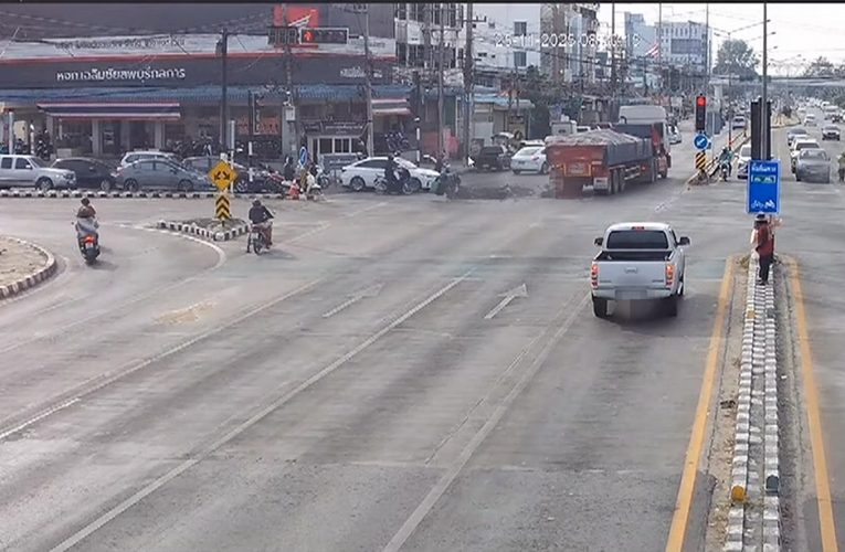 ลพบุรี วงจรปิดจับภาพนาทีระทึกเทรลเลอร์ฝ่าไฟแกงชน รถ จยย.2 ผัวเมียขาดครึ่ง