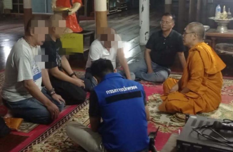 สุพรรณบุรีฉาวอีกแล้วพระครูวัดดังแฝงกายเป็นพนักงานร้านเหล้านั่งปาร์ตี้ ไม่รอดถูกจับสึก