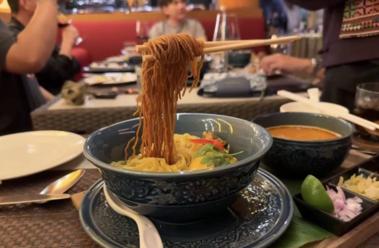 ไอเดียเก๋ ข้าวซอย ตะเกียบลอย นักท่องเที่ยวให้ความสนใจ เอ่ยปาก ชมความคิดริเริ่ม ใช้ชื่อ “ข้าวซอย ชาลานัมเบอร์ซิกส์” แถมรสชาดอร่อย มีทั้งข้าวซอยไก่ ,ข้าวซอยเนื้อ พร้อมเครื่องปรุงข้างเคียงครบครัน