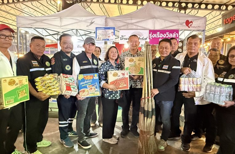 ปทุมธานี “นายกแสน”เปิดจุดรับบริจาคช่วยผู้ประสบอุทกภัยน้ำท่วมหาดใหญ่เน้นขอไม้กวาดทางมะพร้าวและอุปกรณ์ทำความสะอาดที่ตอนนี้ขาดแคลน