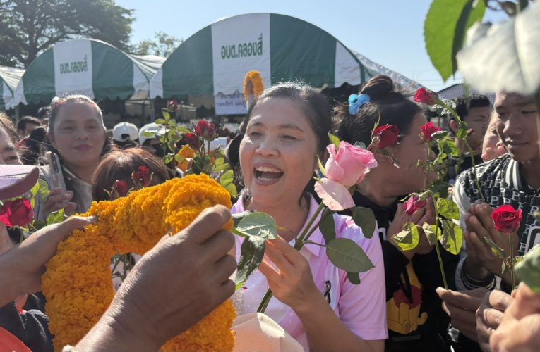 ปทุมธานี รับสมัครเลือกตั้งอบต.คลองสี่ วันแรกคึกคัก ชาวบ้านแห่ร่วมยินดี