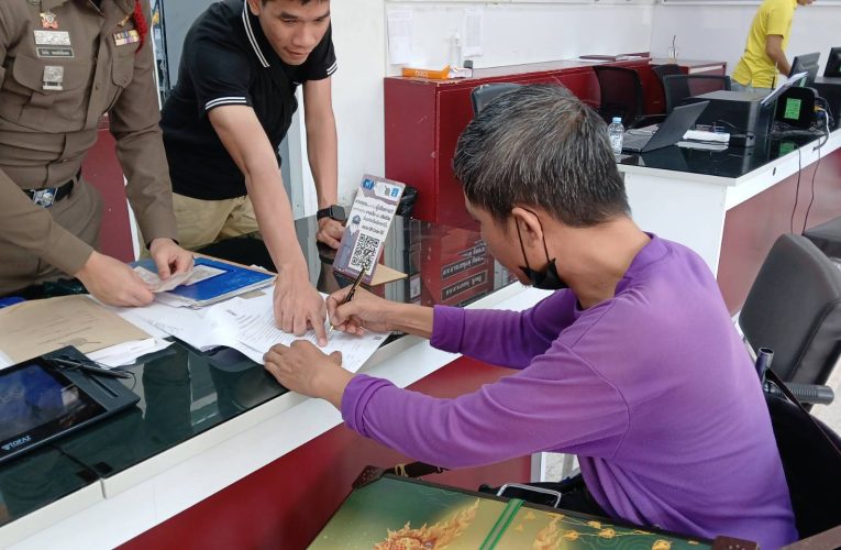 หนุ่มพิการนั่งวีลแชร์ขายล็อตเตอรี่ ถูกชายซื้อล็อตเตอรี่ บอกจะไปกดเงินมาให้ แต่ผ่านไปกว่า 30 นาทีไม่โผล่มา โร่แจ้งความดำเนินคดี