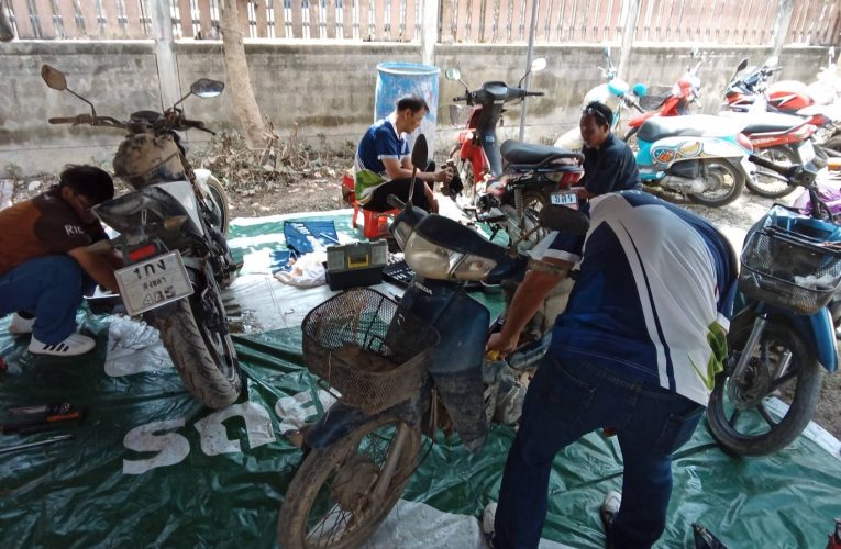 สอจ.ระยอง จับมือเทคนิค 5 แห่ง นำครู และ นศ. ซ่อมแซมบ้านเรือน-เครื่องใช้ไฟฟ้าซับน้ำตาชาวหาดใหญ่ที่ประสบภัยน้ำท่วม