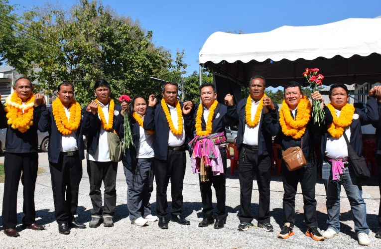 ศึกชิงนายก อบต.นากอก แข่งขันด้วยผลงาน แชมป์เก่าลงสนามเจอผู้ท้าชิงอดีตกำนันวันแรกคึกคัก ผู้สมัครนายกฯ ลงชิง 2 คนทีมนายกอ๊อต อดีตนายกฯคนเก่าแชมป์ 3 สมัย เจอกับอดีตกำนันเปเร่ วัยเกษียณในนามกลุ่มฅนรักนากอก ลงสนามท้าดวลคะแนนความนิยมโดยแต่ละทีมขนกองเชียร์เพียบ