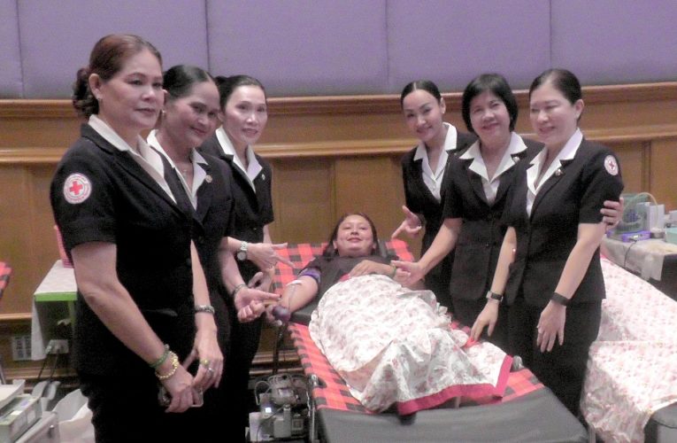 เหล่ากาชาดร่วมหน่วยเคลื่อนที่โลหิตแห่งชาติเปิดรับบริจาคโลหิตจากประชาชนข้าราชการจิตอาสาแสดงพลังความจงรักภักดีถวายพระราชกุศลพ่อหลวงรัชกาลที่ 9