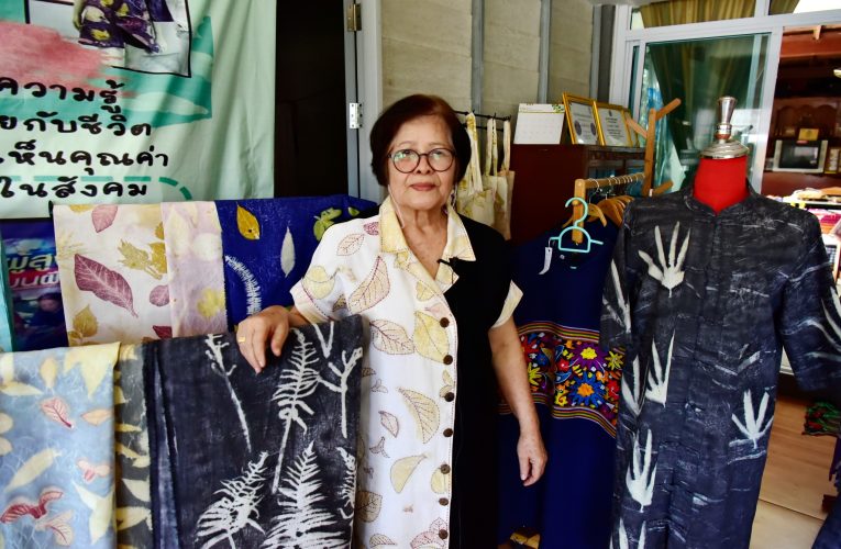 พิษณุโลก กลุ่มวิสาหกิจชุมชนภาพพิมพ์สีธรรมชาติเร่ง ผลิตผ้าห่มสีลายใบไม้โทนดำ ตอบโจทย์ แฟนคลับผ้าพิมพ์ลายใบไม้รับช่วงไว้อาลัย