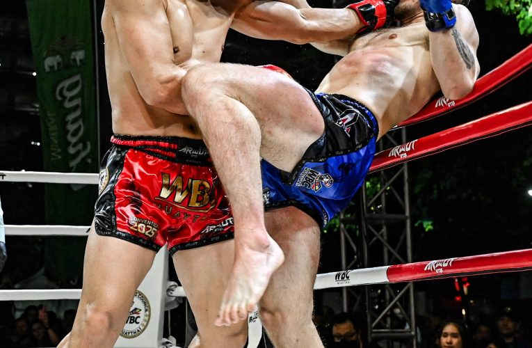 กัปปิตัน เพชรยินดีอะคาเดมี่ ที่ยกแรกได้ลูกหนักเดินต่อยหมัดสับศอกเล่นงาน แม็กซ์ แม็ควิคเกอร์