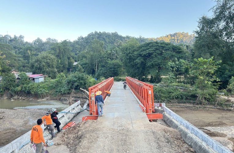 แม่ฮ่องสอน ปภ.เขต10ลำปาง ติดตั้งสะพาน (Bailey Bridge) ข้ามลำห้วยแม่แงะ บ้านโพซอ แม่สะเรียง ซึ่งรับผลกระทบจากพายุบัวลอยแก้ปัญหาคมนาคม