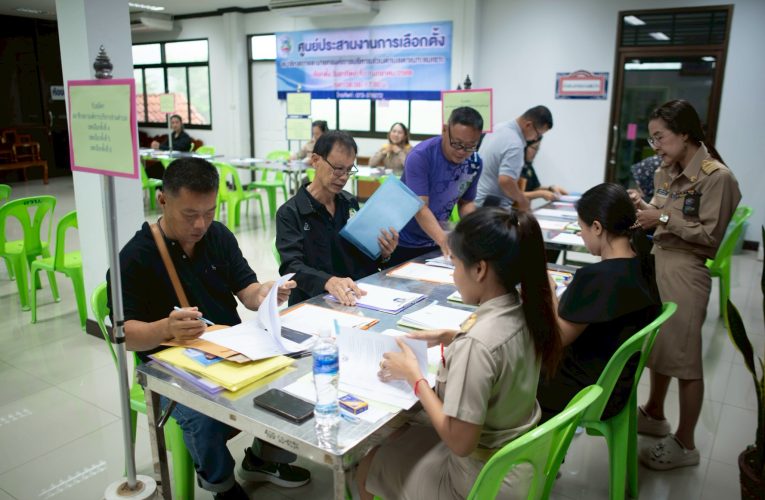 บรรยากาศรับสมัครเลือกตั้งนายกและสมาชิก อบต.ตาเนาะแมเราะ