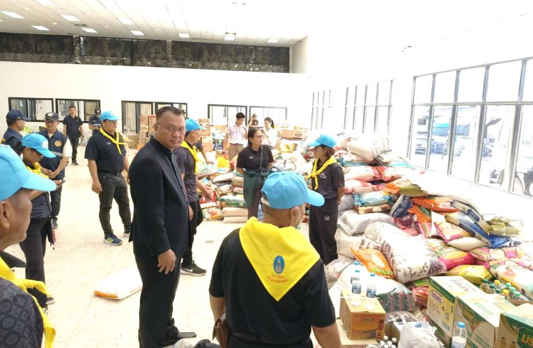 ลพบุรี ทุกภาคส่วนชาวลพบุรีส่งสิ่งของเป็นธารน้ำใจช่วยชาวใต้ที่ประสบอุทกภัย