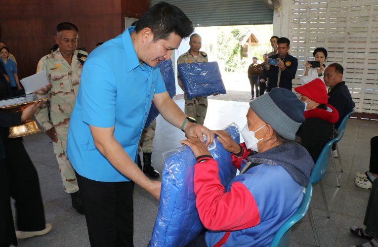 น่าน มูลนิธิราชประชานุเคราะห์ ฯ เชิญผ้าห่มและชุดยาเวชภัณฑ์มอบให้ประชาชนผู้ประสบภัยหนาวที่จังหวัดน่าน