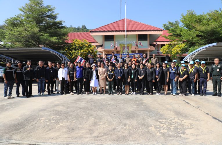 กาญจนบุรี รองผู้ว่าราชการจังหวัดกาญจนบุรี ปล่อยขบวนคาราวาน ธารน้ำใจ จังหวัดกาญจนบุรี สู่ผู้ประสบภัยอุทกภัยภาคใต้