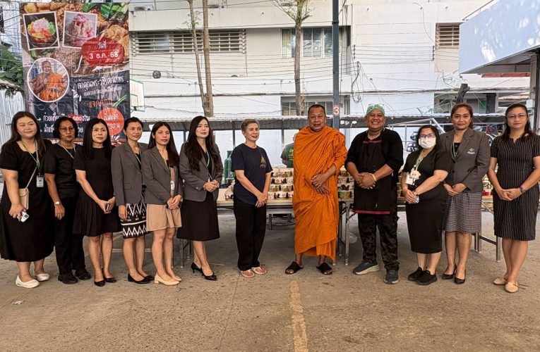 สมุทรปราการ เจ้าคุณแจ้ ตั้งโรงทานแจกก๋วยเตี๋ยวและขนมแก่บุคลากร รพ.สมุทรปราการอุทิศถวายเป็นพระราชกุศลแด่สมเด็จพระพันปีหลวง