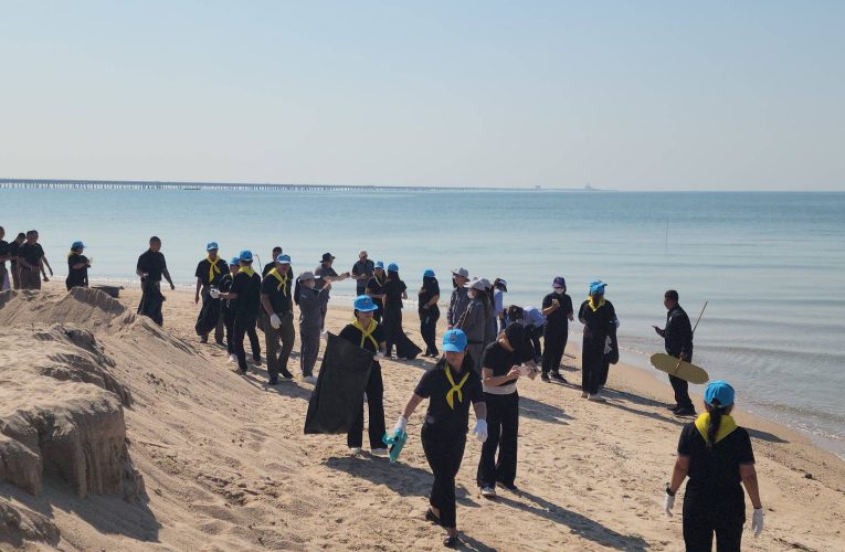 ผู้ว่าฯ ระยอง นำจิตอาสาปรับภูมิทัศน์เก็บขยะชายหาดหนองแฟบ เนื่องในวันคล้ายวันพระบรมราชสมภพฯ น้อมรำลึกในพระมหากรุณาธิคุณของพระบาทสมเด็จพระบรมชนกาธิเบศร มหาภูมิพลอดุลยเดชมหาราช บรมนาถบพิตร วันชาติ และวันพ่อแห่งชาติ ประจำปี 2568