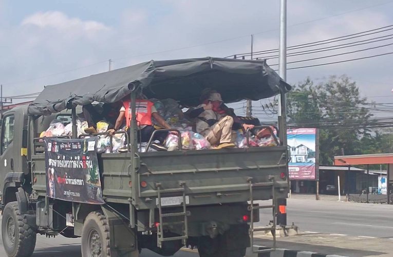 จังหวัดแม่ฮ่องสอนส่งกำลังพลสมาชิกกองอาสารักษาดินแดน (อส.) จำนวน 36 นาย ปฏิบัติภารกิจช่วยเหลือผู้ประสบอุทกภัยในพื้นที่อำเภอหาดใหญ่ จังหวัดสงขลา