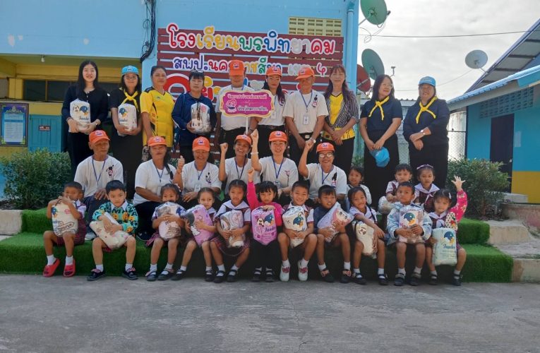 นครราชสีมา – จิตอาสาจังหวัดลงพื้นที่มอบผ้าห่มกันหนาวให้เด็กเล็ก สร้างความอบอุ่นรับลมหนาว