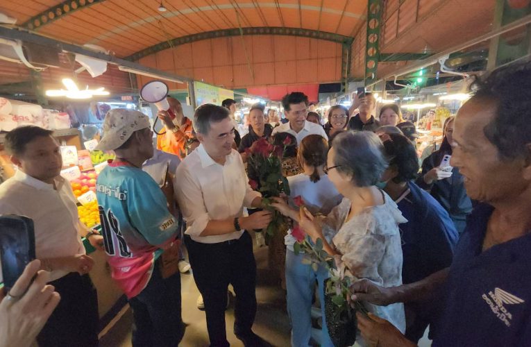 ‘อภิสิทธิ์’ หน.พรรค ปชป. เดินสายพบปะผู้ประกอบการภาคธุรกิจระยอง ร้องขอให้ช่วยแก้ไขปัญหาปากท้องหากได้กลับมาเป็นรัฐบาลอีกครั้ง