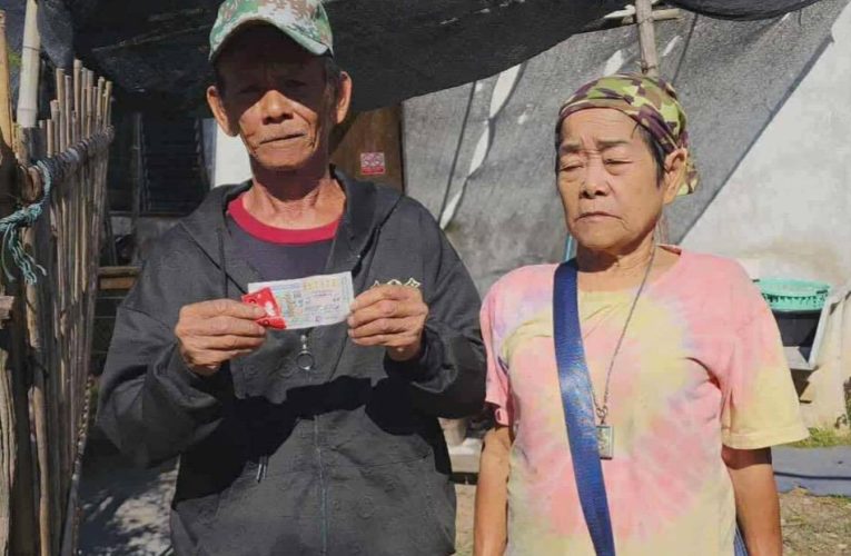 “แม่เย็นจิต” แม่ค้าสลากฯ ที่ให้โชคลุงแจ้ ถูกที่ 1 รับ 18 ล้าน เผยไม่ได้รางวัลสักบาท ญาติๆให้คนละล้าน ลูกชาย 2 ล้าน