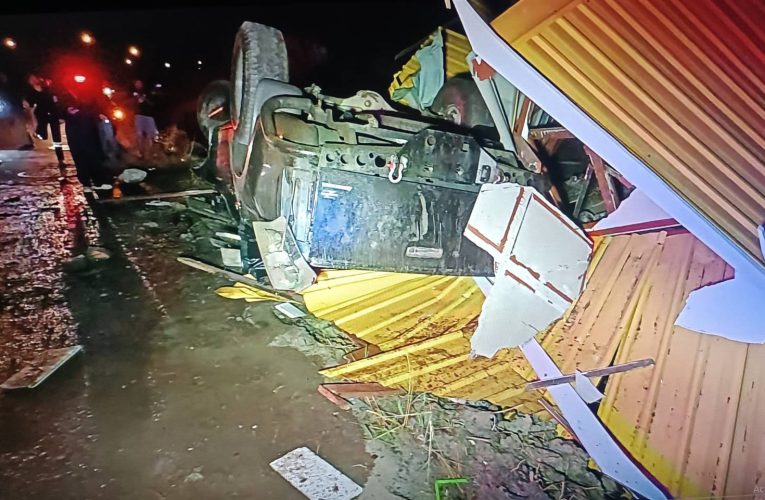 ฉะเชิงเทรา กระบะหลับในพุ่งชนศาลาผู้โดยสารรถพลิกทับร่าง