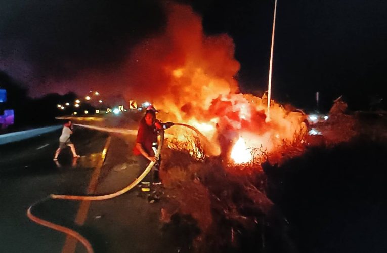 ฉะเชิงเทรา เก๋งตกใจไฟลุกในรถหักหลบลงข้างทางไฟลุกวอดทั้งคัน