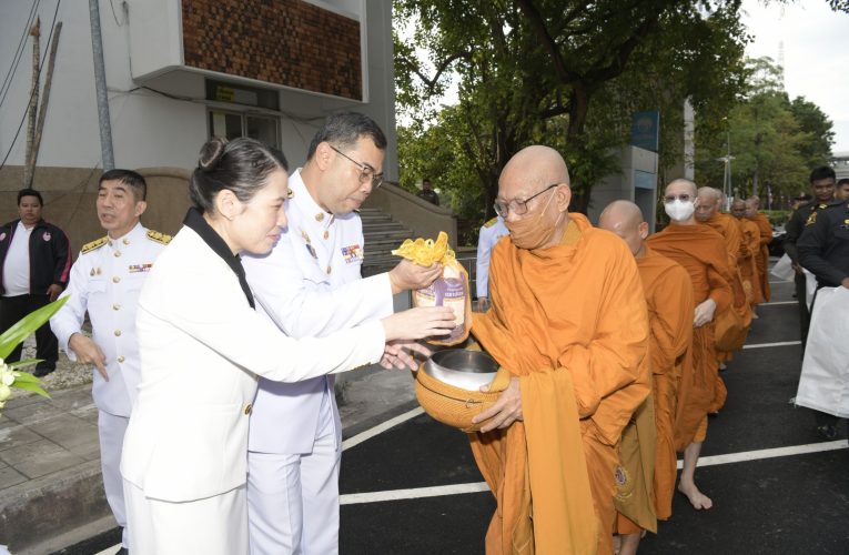 นนทบุรี-ผู้ว่าราชการจังหวัดนนทบุรีนำพสกนิกรร่วมพิธีเจริญพระพุทธมนต์ ทำบุญตักบาตรถวายพระราชกุศล และวางพานพุ่มดอกไม้ถวายราชสักการะ เนื่องในวันคล้ายวันพระบรมราชสมภพ พระบาทสมเด็จพระบรมชนกาธิเบศร มหาภูมิพลอดุลยเดชมหาราช บรมนาถบพิตรวันชาติ และวันพ่อแห่งชาติ 5 ธันวาคม 2568