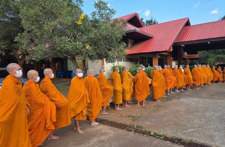 วัดท่าขนุนออกรับบิณฑบาด เนื่องในวันชาติและวันพ่อแห่งชาติ 5 ธันวาคม 2568