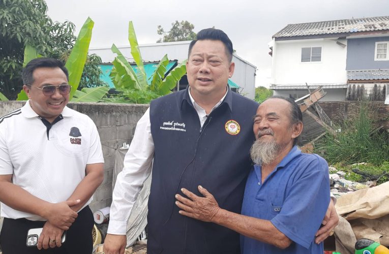 ปทุมธานี ”คืบหน้าตาวัย73ดราม่ากางเต็นท์ขวางถนน“เทศบาลเมืองคลองหลวงเตรียมย้ายต้นไม่ใหญ่ทับบ้านตาวัย73ปีจนบ้านพังในอาทิตย์หน้าพร้อมซ่อมแซมบ้านให้ใหม่