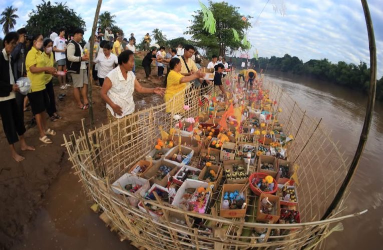 พิษณุโลก ชาวบ้านไผ่ขอน้ำ 2 หมู่บ้านทำบุญกลางบ้าน ลอยรูปปั้นตุ๊กตาดินแม่น้ำน่าน ปล่อยทุกข์ ปล่อยโศก