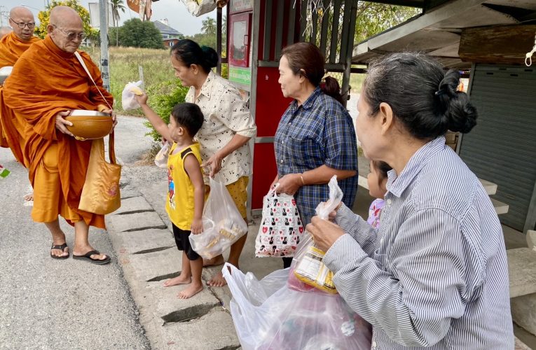 นครปฐม วัดบางเลนออกรับบิณฑบาตร เนื่องในวันชาติ และวันพ่อแห่ชาติ 5ธันวาคม 2568