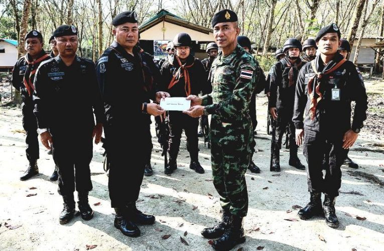 ผู้บังคับหน่วยเฉพาะกิจนราธิวาส..ตรวจเยี่ยมฐานปฏิบัติการกองร้อย ทพ.4803..ที่น้ำท่วมขังจากสภาวะฝนตกหนัก – มอบเงินบำรุงขวัญและนำไปใช้ซ่อมแซมความเสียหาย