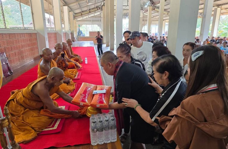 สส.เซ้มนำพักพวกและครอบครัวไปถวายโรงเย็นที่วัดเขาจ้าว