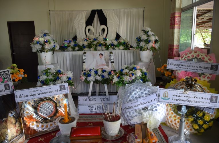 หนองบัวลำภู นายอำเภอศรีบุญเรือง รุดเยี่ยมผู้ปกครองน้องนักเรียนนักกิจกรรม ม.4 ไปไม่ถึงโรงเรียน จยย.ชนกันดับคาที่ 2 คนช้อนจักรยานยนต์อีกคันบาดเจ็บสาหัสถูกนำส่ง รพ.หนองบัวลำภู ขณะที่น้องนักเรียน ม.3 ช้อนท้ายอาการปลอดภัย