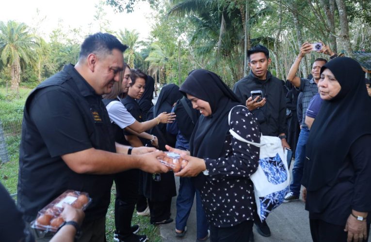 รัฐมนตรีช่วยเกษตรอามินทร์มะยูโซ๊ะพบปะเกษตรกรวิสาหกิจชุมชนกลุ่มเลี้ยงแพะบ้านไร่ใหญ่อำเภอเหนือคลองจังหวัดกระบี่