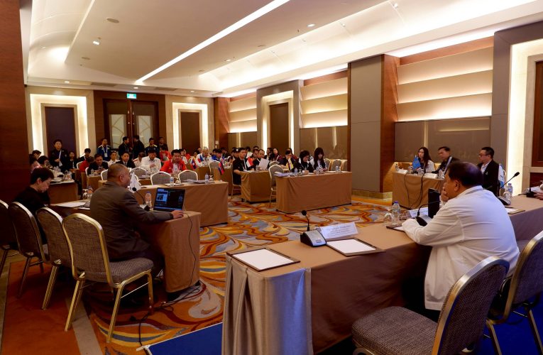 “บิ๊กต้อม” ธนา​ไชยประสิทธิ์​ ร่วมประชุมหัวหน้านักกีฬากับ​ 10 ชาติ​ เน้นย้ำห่วงพิธีเปิดการขนย้ายนักกีฬา​และเจ้าหน้าที่เข้าสนาม​ บรูไนนำทัพแรก​ ประเทศไทยปิดท้าย​ ส่วนการแก้ไขปัญหาสนามแข่งขันและสถานที่ต่างๆเชื่อว่าจะเสร็จสิ้นสมบูรณ์หลังวันที่​ 9​ธ.ค.เป็นที่เรียบร้อย