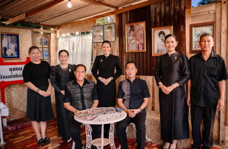 บางสะพานจุดเทียนอาลัยพระพันปีหลวง แสงเทียนสว่างไสวทั่วลานจามจุรี เปิดนิทรรศการเทิดพระเกียรติ 9 วัน