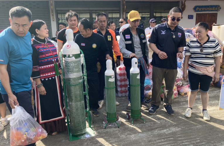 อำเภอแม่อาย จังหวัดเชียงใหม่สื่อร่วมเอกชนมอบผ้าห่มอุปกรณ์ทางแพทย์อุปกรณ์กีฬาชายแดน