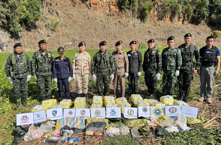 ทหารกองกำลังผาเมือง กองร้อยทหารม้าที่ 2 กองบังคับการควบคุมผาดง หน่วยเฉพาะกิจไชยานุภาพ สกัดกลั้น กลุ่มขบวนการลักลอบลำเลียงยาเสพติด ยึดยาบ้า 1,800,000 เม็ด